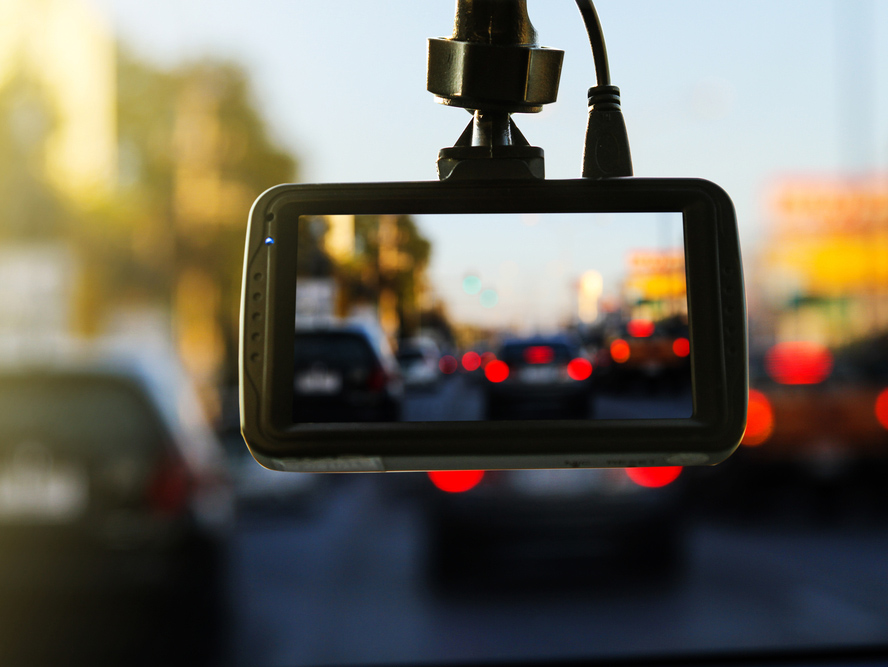 你知道近年來的交通事故都高達數十萬件嗎？或許路上的意外狀況無法避免，但我們能做的就是在發生交通事故時擁有足夠的證據去釐清責任，所以行車紀錄器就成為相當重要的工具