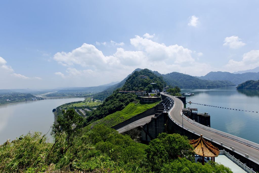 自行車景點｜石門水庫是北部相當受歡迎的旅遊景點及自行車景點，而石門水庫也有提供給自行車行駛的專用車道，石門水庫環湖自行車車道環繞石門水庫的後池堰。